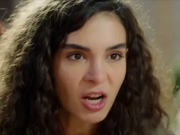 Reyyan le planta cara a Yaren: "Tú mandaste los papeles del divorcio" Reyyan le planta cara a Yaren: "Tú mandaste los papeles del divorcio"