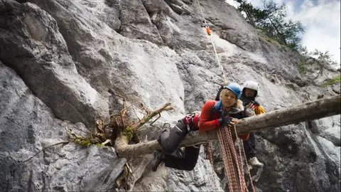 Atrapada en un tronco Rescate en los Alpes