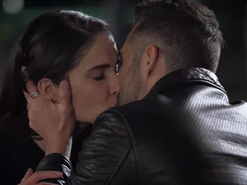 Elena y Pedro se besan Elena y Pedro se besan