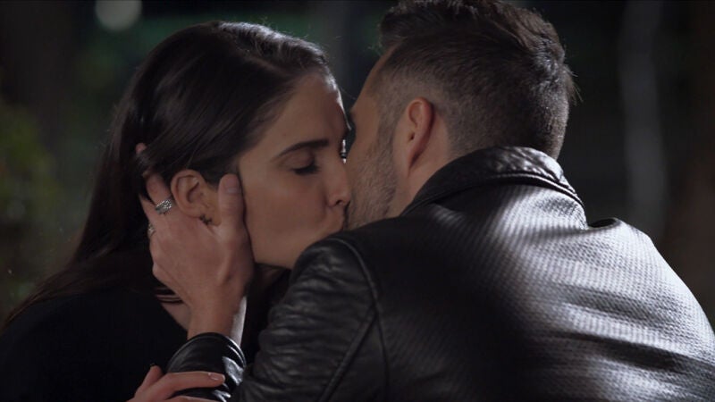 Pedro y Elena se funden en un apasionado beso
