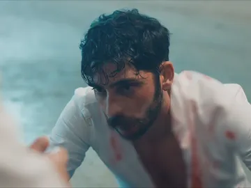 Tariq recibe una paliza Tariq recibe una paliza