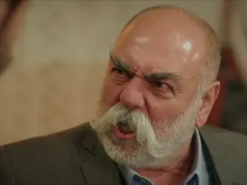 Nasuh no acepta a Elif como una Sadoglu Nasuh no acepta a Elif como una Sadoglu