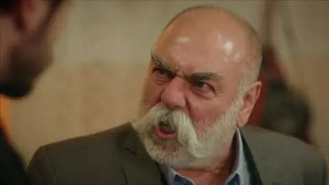 Nasuh no acepta a Elif como una Sadoglu Nasuh no acepta a Elif como una Sadoglu
