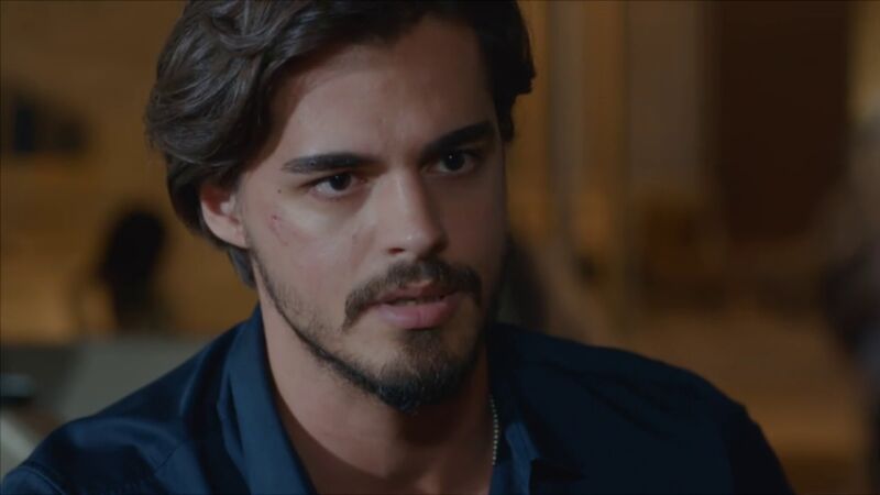 Selim se enfrenta a Arzu: 