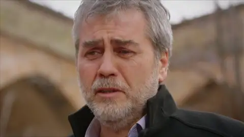Miran interrumpe la conversación de Hazar y Sükran para escuchar la verdad Miran interrumpe la conversación de Hazar y Sükran para escuchar la verdad