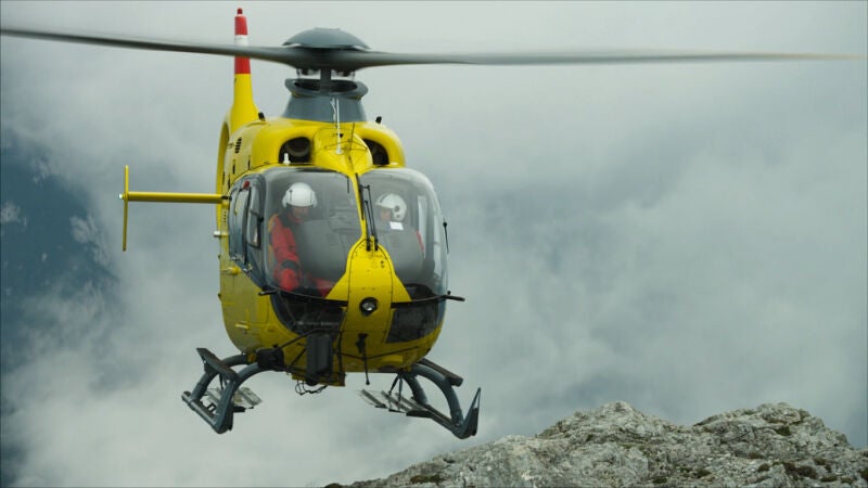 El equipo de Rescate en los Alpes busca a un ciclista desaparecido en la montaña