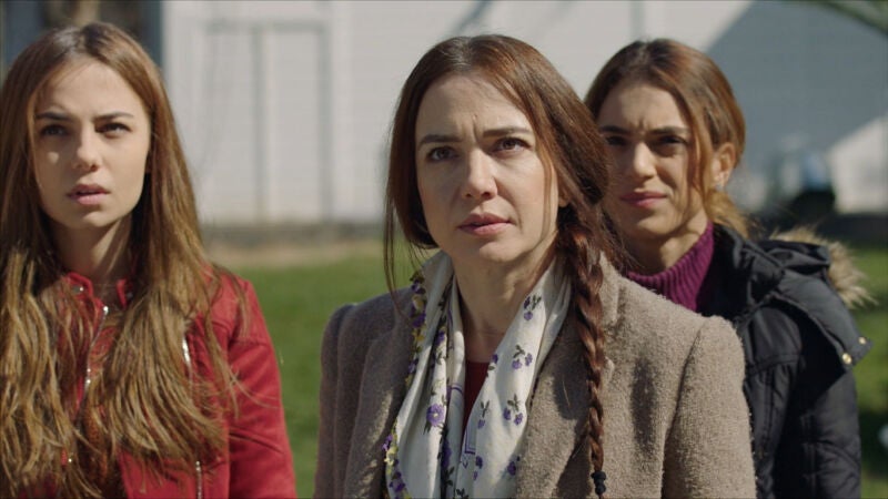 Seher y sus hijos llegan a la mansión de los Karaçay y quedan asombrados