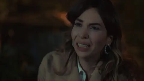 Arzu y Cengiz se deshacen del cuerpo sin vida de Riza Arzu y Cengiz se deshacen del cuerpo sin vida de Riza