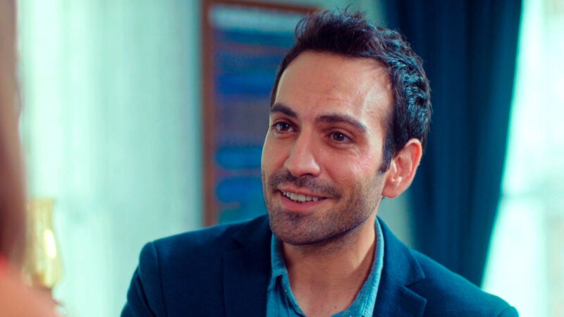 Demir a la defensiva con Öykü y niega que esté enamorado de Candan