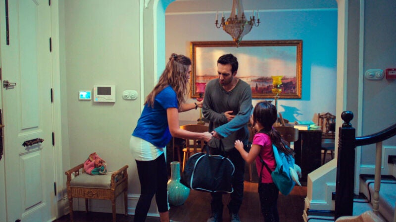 Candan ofrece su casa a Öykü y Demir, sin saber que él sigue queriendo estafarla