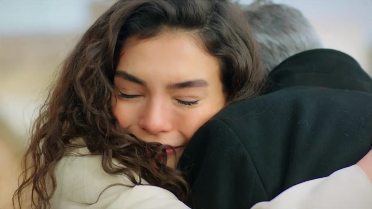 El reencuentro m&aacute;s emotivo entre Reyyan y Hazar: "No tengo otro padre m&aacute;s que t&uacute;"