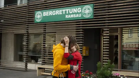 El beso entre Marcus y Katharina Rescate en los Alpes