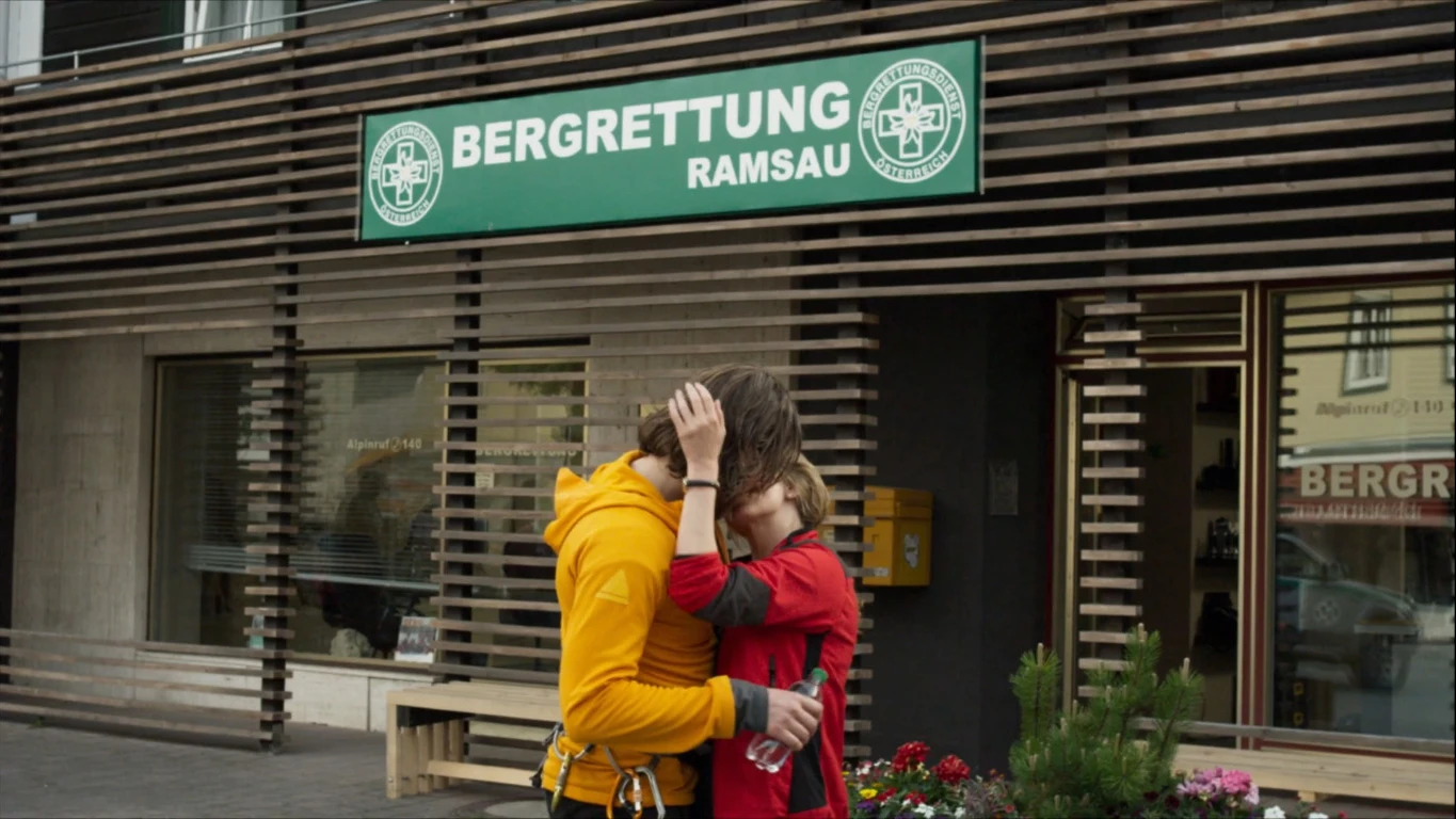 El beso entre Marcus y Katharina Rescate en los Alpes