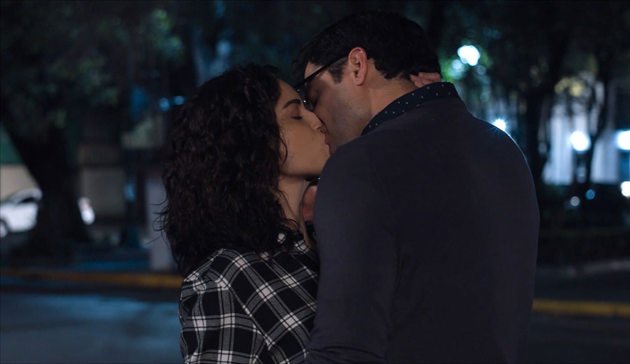 El beso de Rosa y Samuel