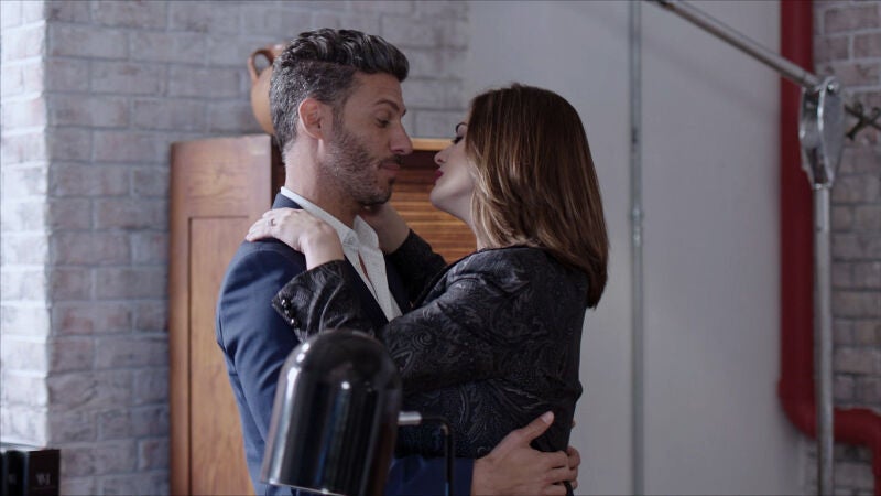 Betty interrumpe un momento romántico entre Armando y Marcela