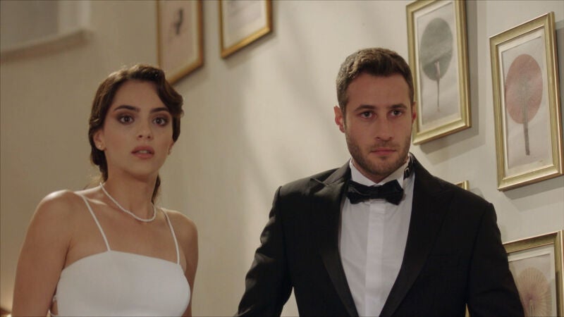 La boda entre Cenk y Cemre empieza con una colosal sorpresa