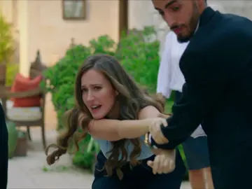 Azize expulsa a Gonül y Sultán de la mansión Aslanbey Azize expulsa a Gonül y Sultán de la mansión Aslanbey