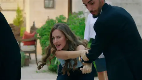 Azize expulsa a Gonül y Sultán de la mansión Aslanbey Azize expulsa a Gonül y Sultán de la mansión Aslanbey