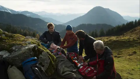 Emergencia en la montaña Doctor en los Alpes
