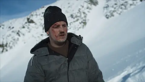Abandonado en la nieve Resvate en los Alpes