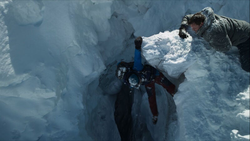 Pide ayuda tras quedar al borde de una enorme grieta en el hielo