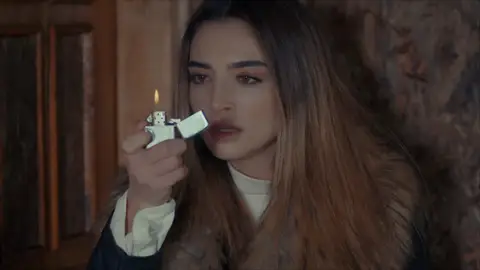 Melissa se prende fuego así misma y a Cennet Melissa se prende fuego así misma y a Cennet