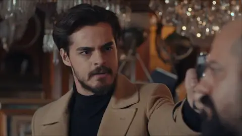 Selim, armado, amenaza a Kaya: "Reconoce que disparaste a mi padre" Selim, armado, amenaza a Kaya: "Reconoce que disparaste a mi padre"