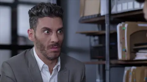 Armando, celoso, recopila información sobre el nuevo novio de Betty Armando, celoso, recopila información sobre el nuevo novio de Betty
