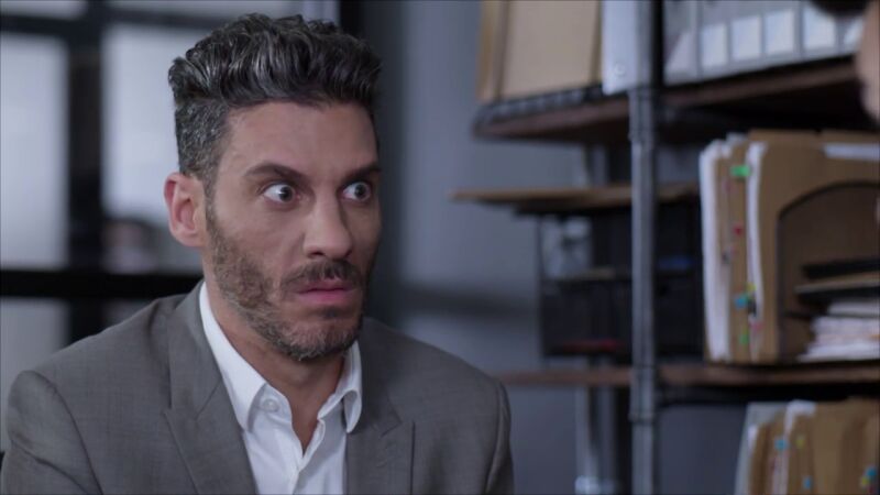 Armando, celoso, recopila información sobre el nuevo novio de Betty