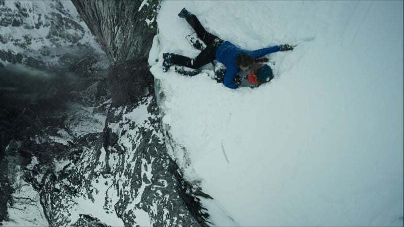 Markus evita que una joven atleta se precipite por la montaña