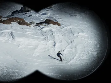 Un joven esquiador cae en la nieve Un joven esquiador cae en la nieve