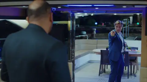 Mahir acude al rescate de Arzu mientras Cennet y Selim celebran su boda Mahir acude al rescate de Arzu mientras Cennet y Selim celebran su boda