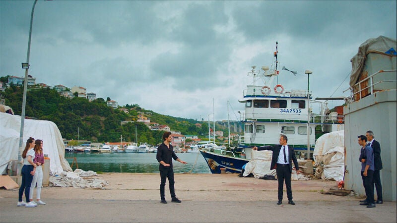 Selim arriesga su vida para ayudar a Melisa y Cennet