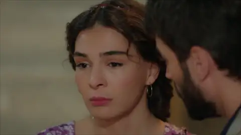 El último adiós de Reyyan a Miran antes de marcharse de Midyat El último adiós de Reyyan a Miran antes de marcharse de Midyat