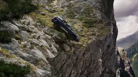 Al borde de la muerte: un coche está apunto de despeñarse Al borde de la muerte: un coche está apunto de despeñarse