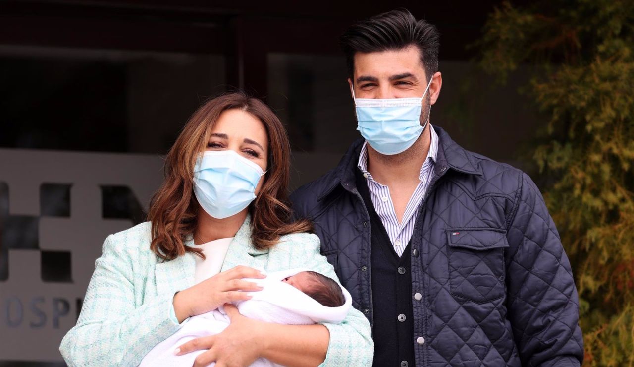 Paula Echevarría y Miguel Torres con su hijo a la salida del hospital