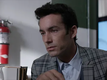 Ricardo interroga a Betty Ricardo interroga a Betty
