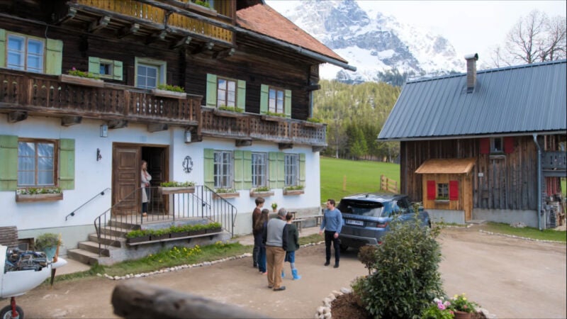 Tobias se despide de todos y se marcha lejos de Emily