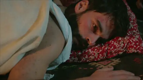 Reyyan y Miran se escapan para encontrarse el uno al otro Reyyan y Miran se escapan para encontrarse el uno al otro