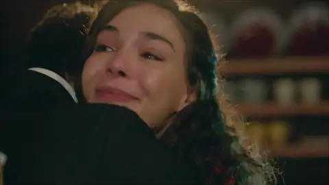 Miran le hace a Reyyan el regalo más especial de todos Miran le hace a Reyyan el regalo más especial de todos