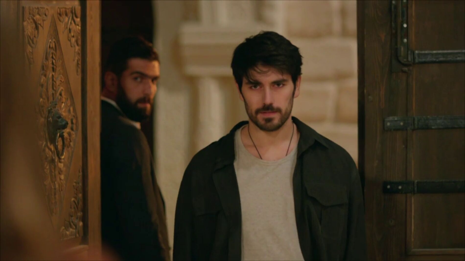 Miran encuentra a Aslan para detener a Azize