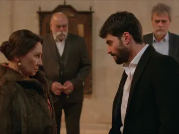 Miran se niega a creer las palabras de Fusun sobre su verdadero padre Miran se niega a creer las palabras de Fusun sobre su verdadero padre