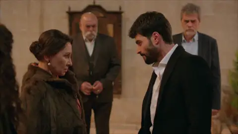 Miran se niega a creer las palabras de Fusun sobre su verdadero padre Miran se niega a creer las palabras de Fusun sobre su verdadero padre