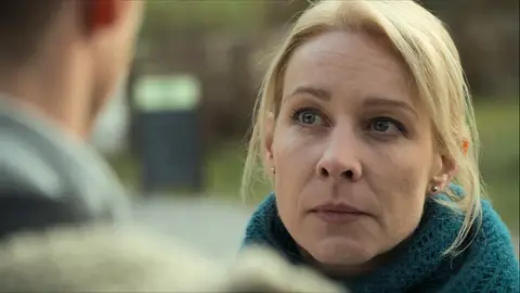 Suzanne descubre a Hans Doctor en los Alpes