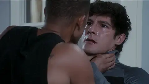 Agustín y Juan se pelean por Lola Agustín y Juan se pelean por Lola