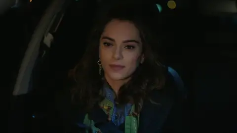 Miran conoce a su hermana Azra y descubre la verdad sobre su madre Miran conoce a su hermana Azra y descubre la verdad sobre su madre