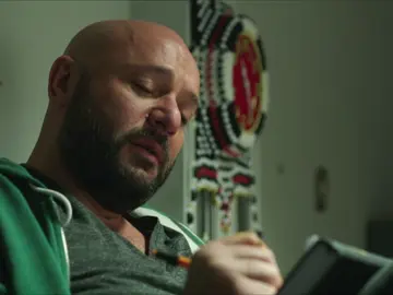 El padre Cansu se pone en contacto con ella El padre Cansu se pone en contacto con ella