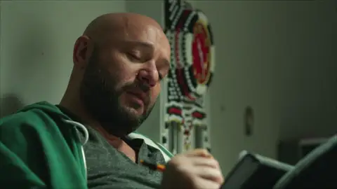 El padre Cansu se pone en contacto con ella El padre Cansu se pone en contacto con ella