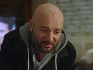 Özkan, decidido a vengarse de Gülseren, irrumpe en su casa Özkan, decidido a vengarse de Gülseren, irrumpe en su casa