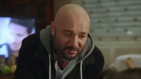 Özkan, decidido a vengarse de Gülseren, irrumpe en su casa Özkan, decidido a vengarse de Gülseren, irrumpe en su casa